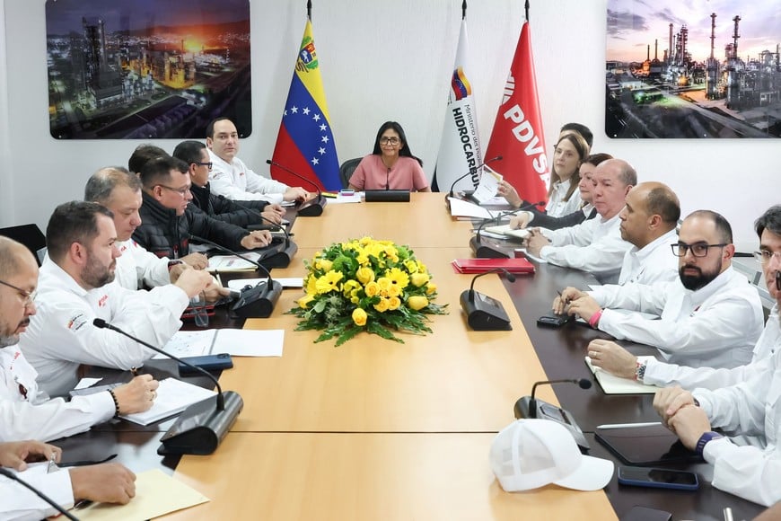 (260125) -- ANZOATEGUI, 25 enero, 2026 (Xinhua) -- Imagen proveída por la Presidencia de Venezuela de la presidenta encargada venezolana, Delcy Rodríguez (c), participando en una reunión en Puerto La Cruz, en el estado Anzoátegui, Venezuela, el 25 de enero de 2026. La reforma de la Ley Orgánica de Hidrocarburos que impulsa el Gobierno de Venezuela servirá para la "felicidad económica" del país, afirmó el domingo la presidenta encargada, Delcy Rodríguez. (Xinhua/Presidencia de Venezuela) (ms) (rtg) (ah)