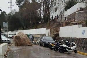 Al menos un herido al caer una enorme roca sobre una vivienda en Ubrique, Cádiz.