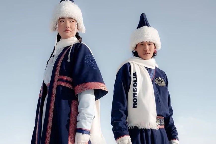 Los uniformes de Mongolia, diseñados por Michel & Amazonka, son una oda a la herencia cultural.