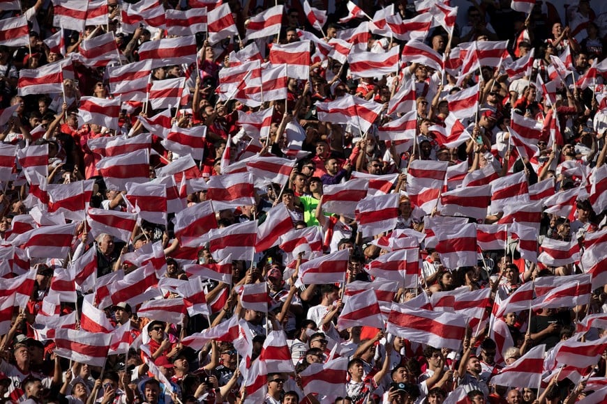 (250427) -- BUENOS AIRES, 27 abril, 2025 (Xinhua) -- Aficionados de River Plate, reaccionan durante el partido correspondiente a la Jornada 15 del Torneo Apertura de la Liga Profesional, ante Boca Juniors, celebrado en el Estadio Antonio Vespucio Liberti, en la ciudad de Buenos Aires, capital de Argentina, el 27 de abril de 2025. (Xinhua/Martín Zabala) (mz) (rtg) (da)