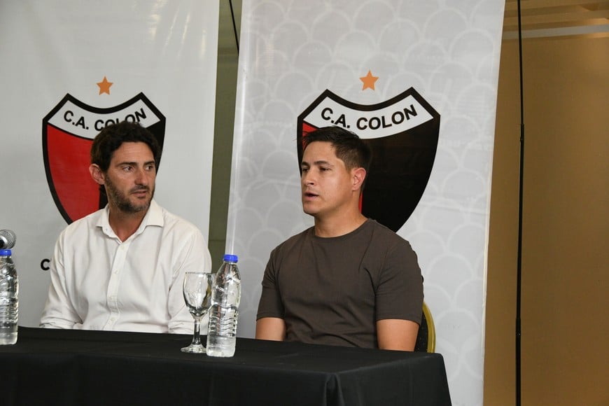 Ezequiel Medrán habla y Diego Colotto escucha. El plantel se armó de manera rápida, con 16 caras nuevas. Tiempo de trabajo no faltó.