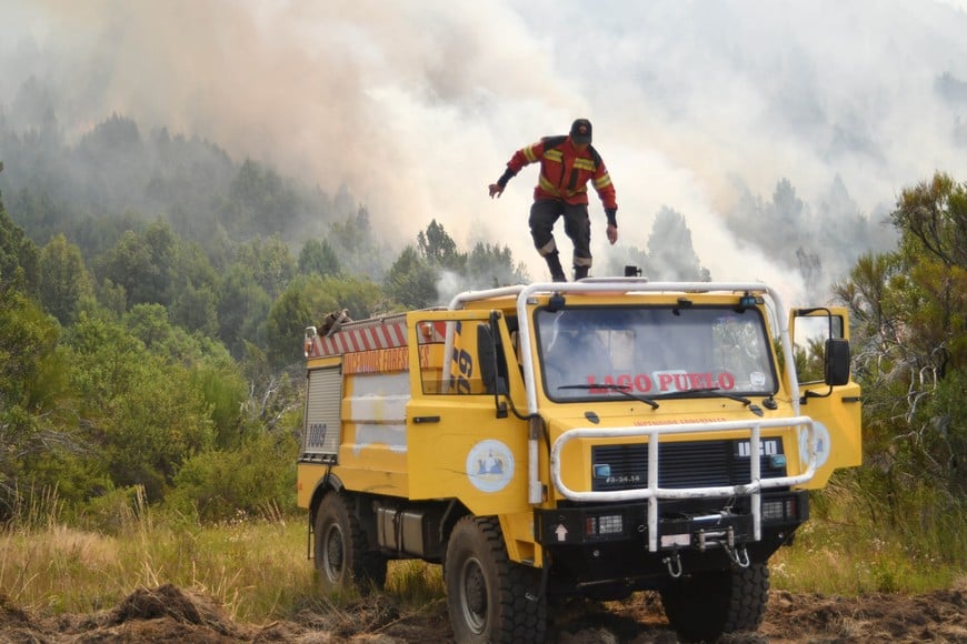 (260202) -- CHUBUT, 2 febrero, 2026 (Xinhua) -- Un bombero es visto en el sitio de un incendio forestal, en la localidad de Epuyén, en la provincia de Chubut, Argentina, el 2 de febrero de 2026. Incendios forestales arrasan la región patagónica de Argentina, en el sur del país, donde cientos de brigadistas combaten el fuego. (Xinhua/Nicolás Palacios) (mz) (oa) (ah) (vf)