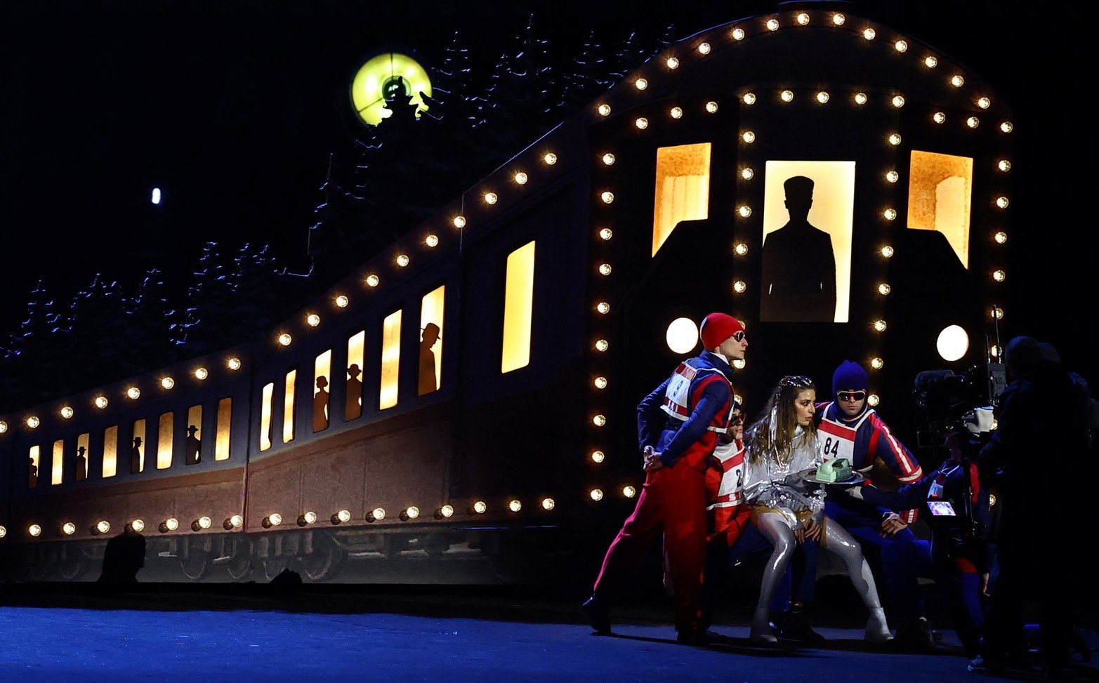 La actriz Sabrina Impacciatore actúa durante la ceremonia de apertura. 