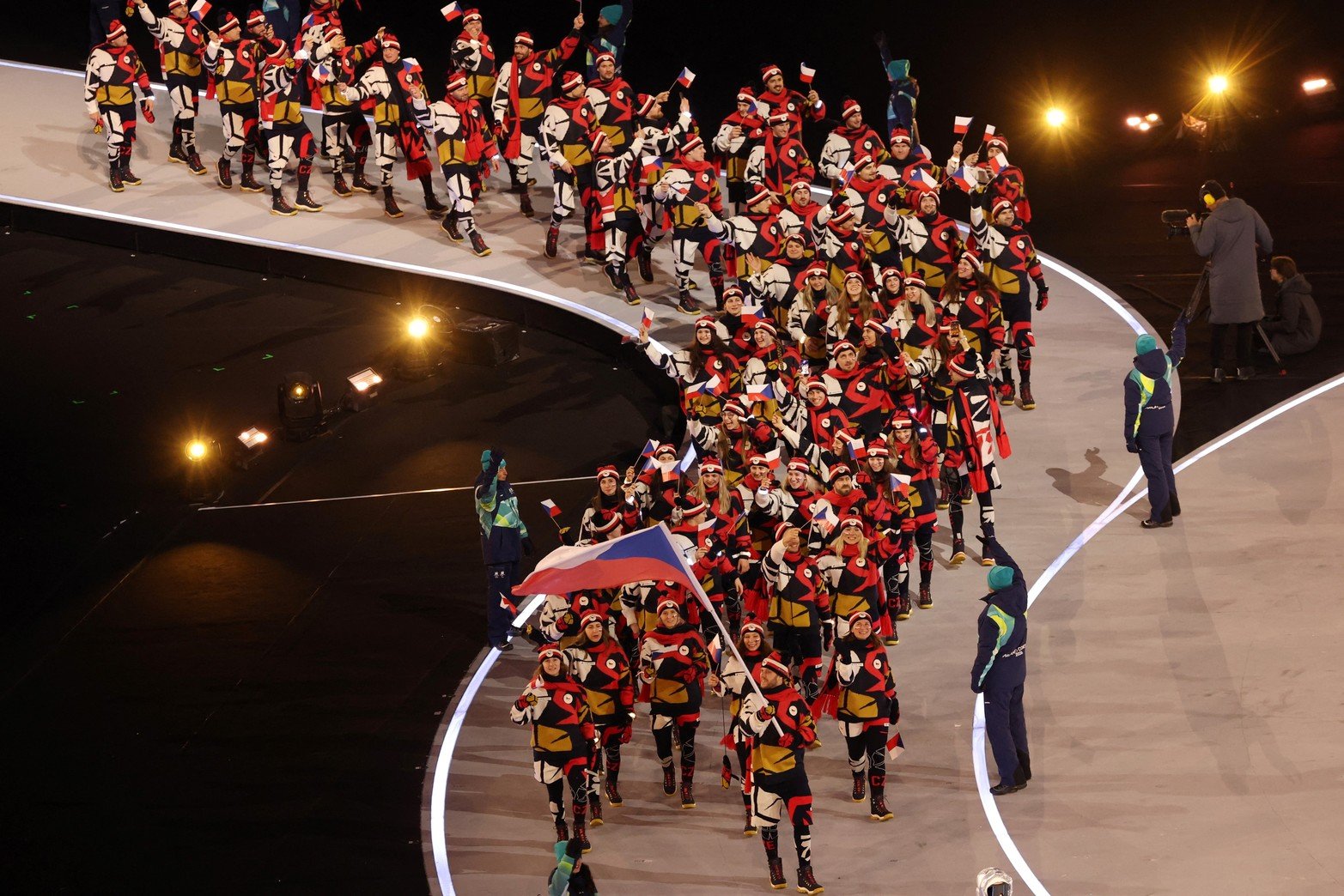 El abanderado checo David Pastrnak encabeza el desfile de atletas durante la ceremonia de apertura. 