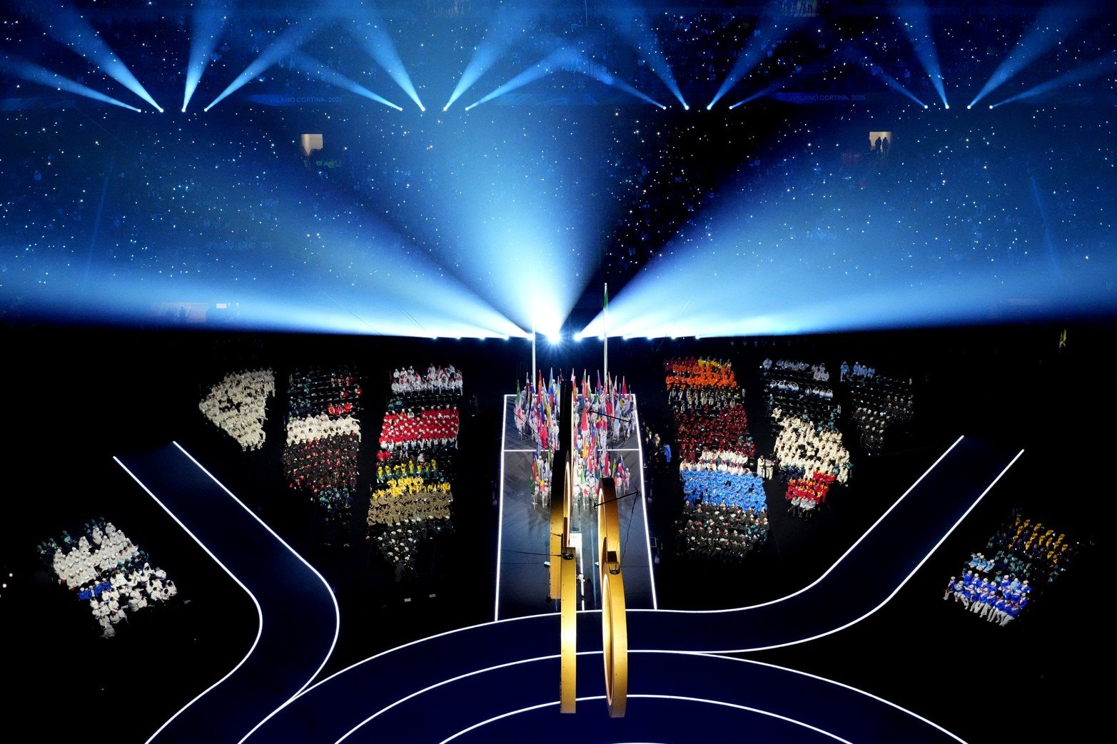 Vista general de los atletas durante la ceremonia de apertura. 