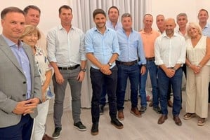 Pullaro y colaboradores con dirigentes del ruralismo santafesino con varios temas en la agenda laboral.