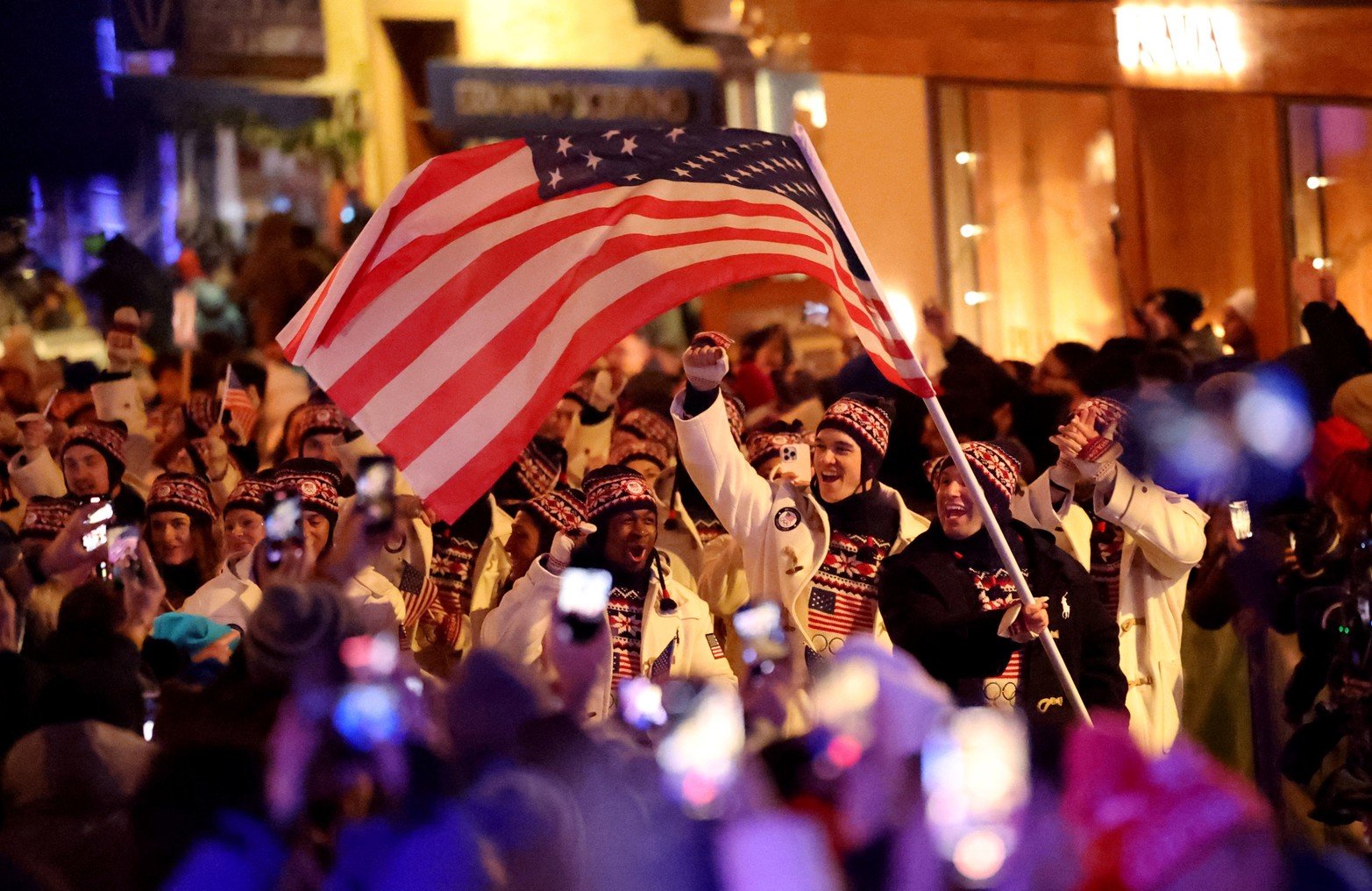 Frank Del Duca, de Estados Unidos, sostiene su bandera nacional durante la ceremonia de apertura. 