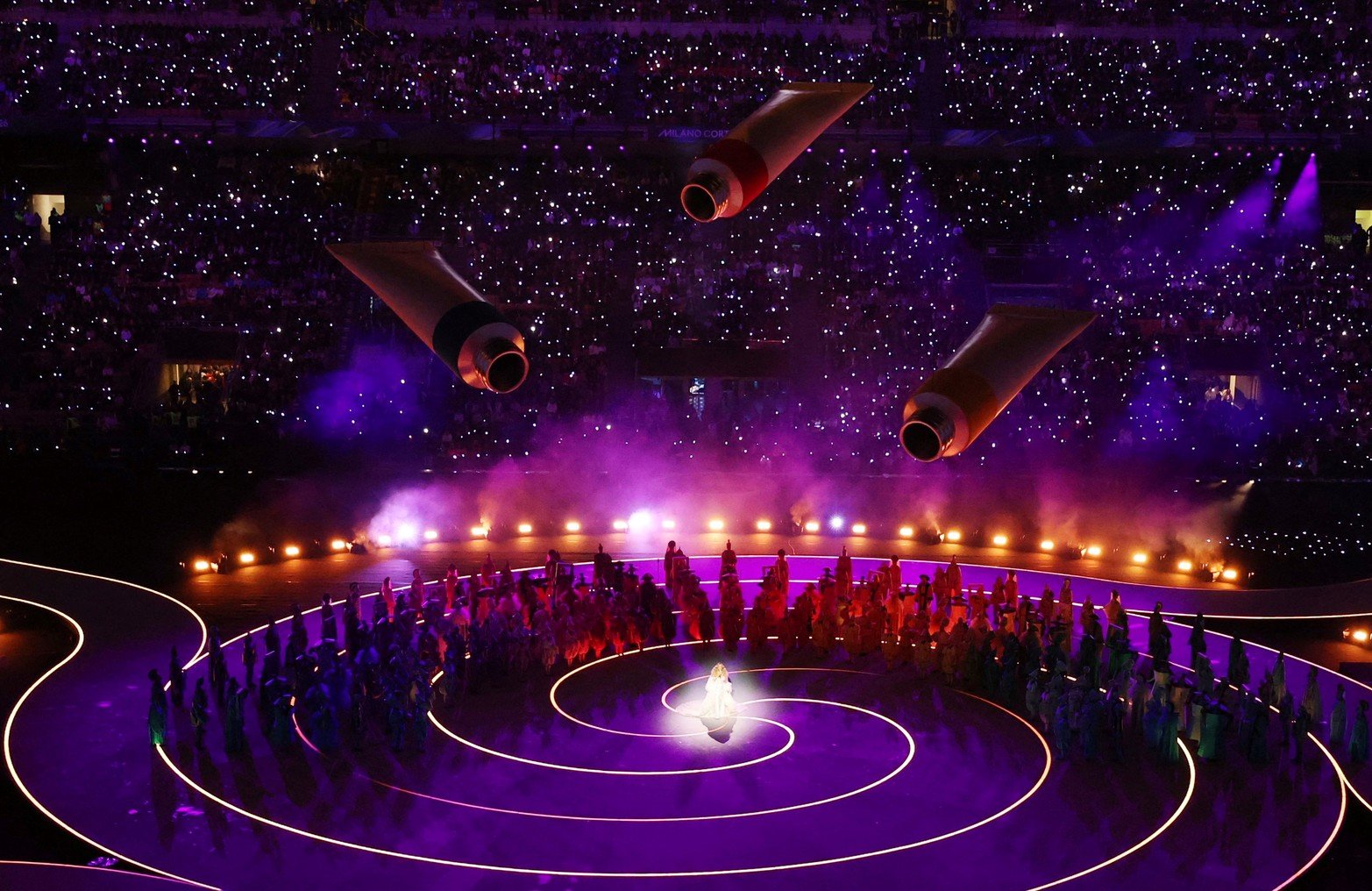 La cantante Mariah Carey actúa durante la ceremonia de apertura. 