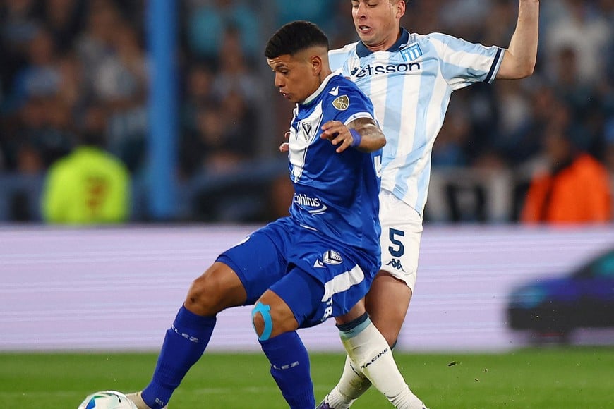 Soccer Football - Copa Libertadores - Quarter Final - Second Leg - Racing Club v Velez Sarsfield - Estadio Monumental Presidente Peron, Avellaneda, Argentina - September 23, 2025
Velez Sarsfield's Imanol Machuca in action with Racing Club's Juan Nardoni REUTERS/Agustin Marcarian