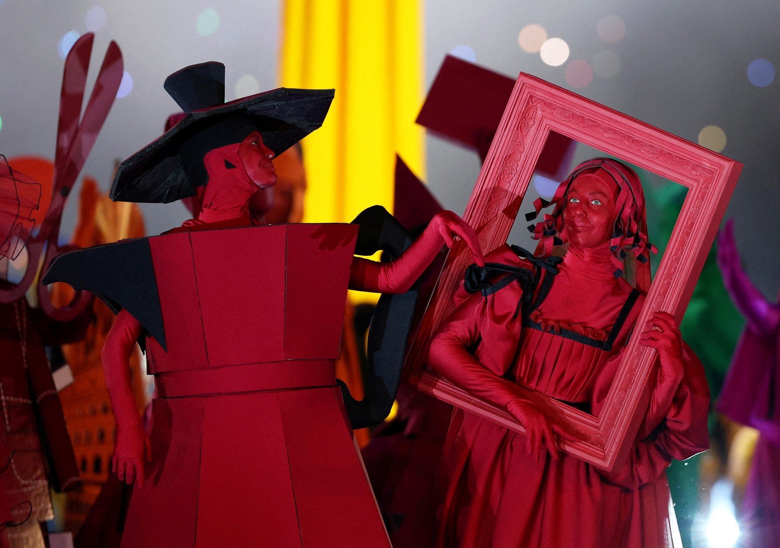 Vista general de los artistas durante la ceremonia de apertura. 