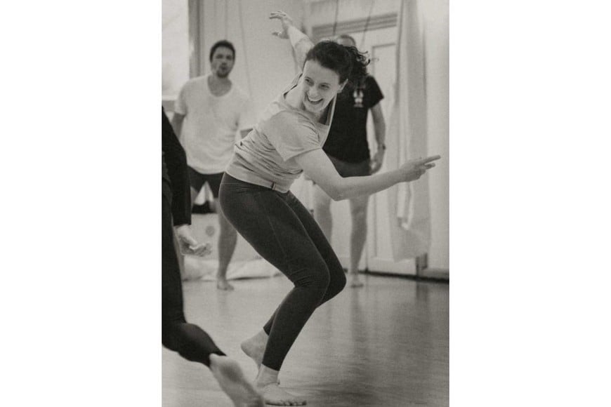 Adriana La Selva es investigadora en la Universidad de Gante (Bélgica), explorando estrategias dramatúrgicas para la traducción de saberes basados en la práctica. También es miembro del grupo internacional de teatro El Puente de los Vientos y cofundadora de la red Cross Pollination.