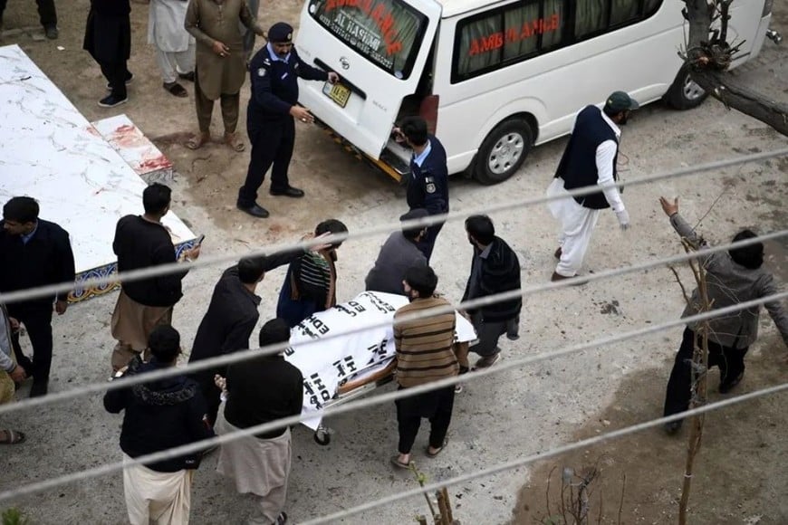 Muerte y caos en la oración del viernes en Pakistán.