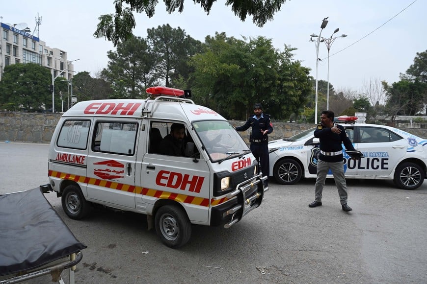 (260206) -- ISLAMABAD, 6 febrero, 2026 (Xinhua) -- Una ambulancia que transporta a personal herido llega a un hospital, en Islamabad, capital de Pakistán, el 6 de febrero de 2026. Al menos 31 personas murieron y unas 170 más resultaron heridas después de que una explosión arrasara una mezquita durante la oración de este viernes en la ciudad capital federal de Islamabad, Pakistán, informaron policías y funcionarios gubernamentales. (Xinhua/Ahmad Kamal) (oa) (ra) (vf)