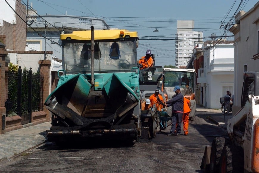 Una cuadrilla municipal, en pleno trabajo de bacheo en el macrocentro. Crédito: Gentileza