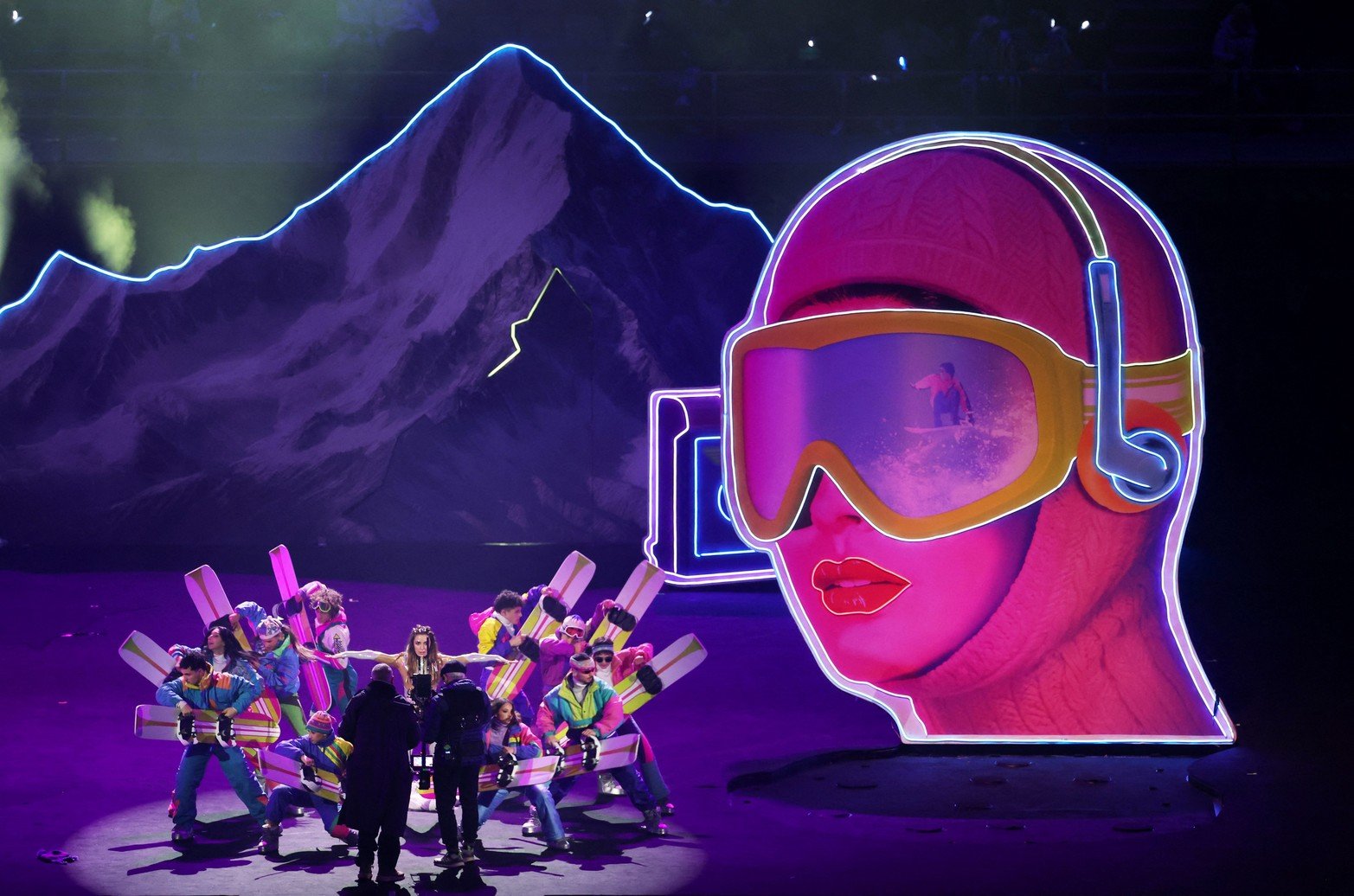 Vista general de una actuación que celebra los 100 años de los Juegos Olímpicos de Invierno. 