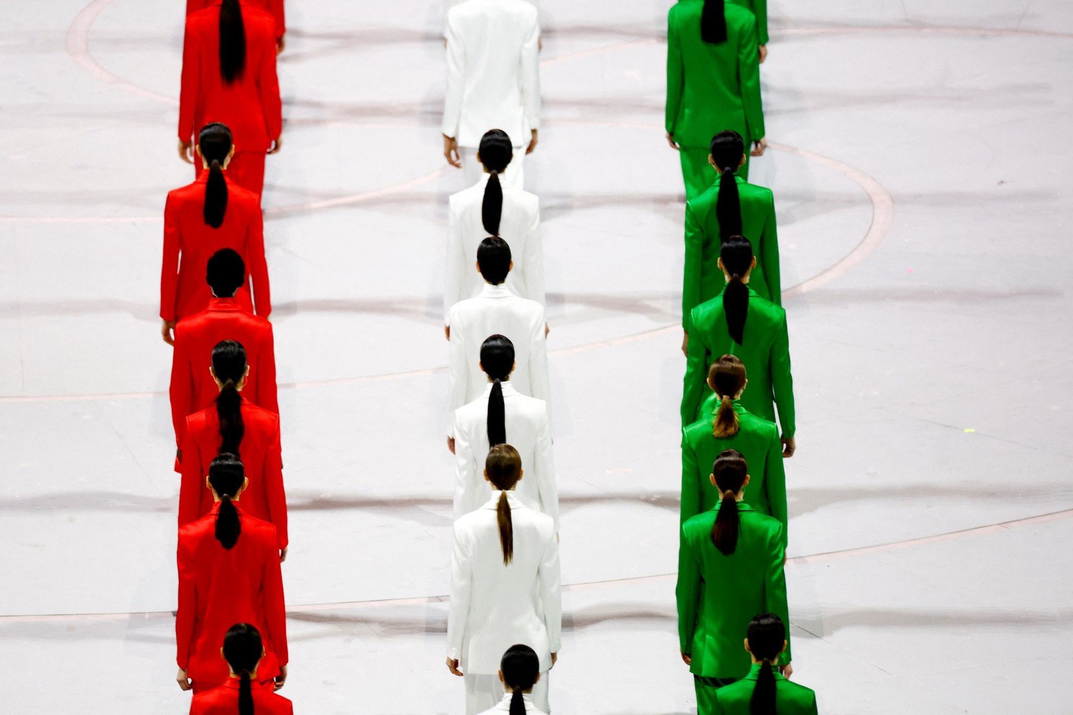 Modelos vestidas con diseños de Giorgio Armani en los colores de la bandera italiana desfilaron durante la ceremonia de apertura. 