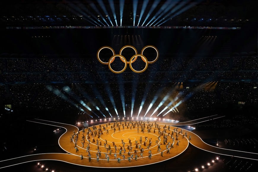 (260206) -- MILAN, 6 febrero, 2026 (Xinhua) -- Imagen del 6 de febrero de 2026 de los anillos olímpicos durante la ceremonia de inauguración de los Juegos Olímpicos de Invierno Milán-Cortina 2026 en el Estadio Olímpico San Siro, en Milán, Italia. (Xinhua/Cheng Min) (rtg) (ra) (vf)