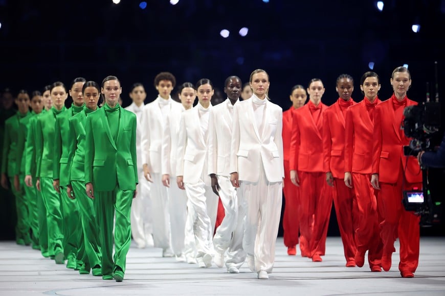 (260206) -- MILAN, 6 febrero, 2026 (Xinhua) -- Tres grupos de modelos caminan por la pasarela portando creaciones diseñadas por Giorgio Armani durante la ceremonia de inauguración de los Juegos Olímpicos de Invierno Milán-Cortina 2026 en el Estadio Olímpico San Siro, en Milán, Italia, el 6 de febrero de 2026. (Xinhua/Li Ming) (jg) (da) (vf)