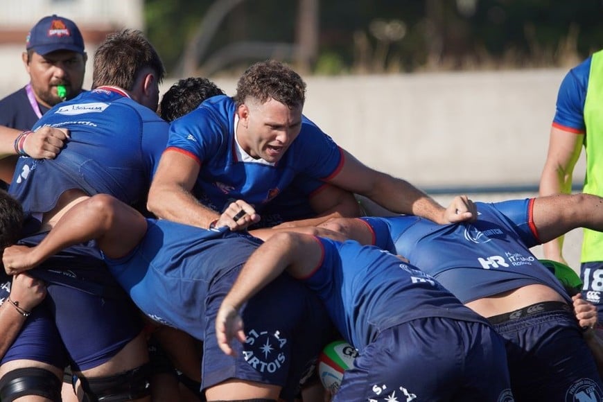 Felipe Villagrán, comanda el maul de Capibaras. De frente, observan dos de la ciudad de Santa Fe: "Chinchu" Bustos, uno de los entrenadores (de >Uni) y "Manu" Bernstein, de CRAI.