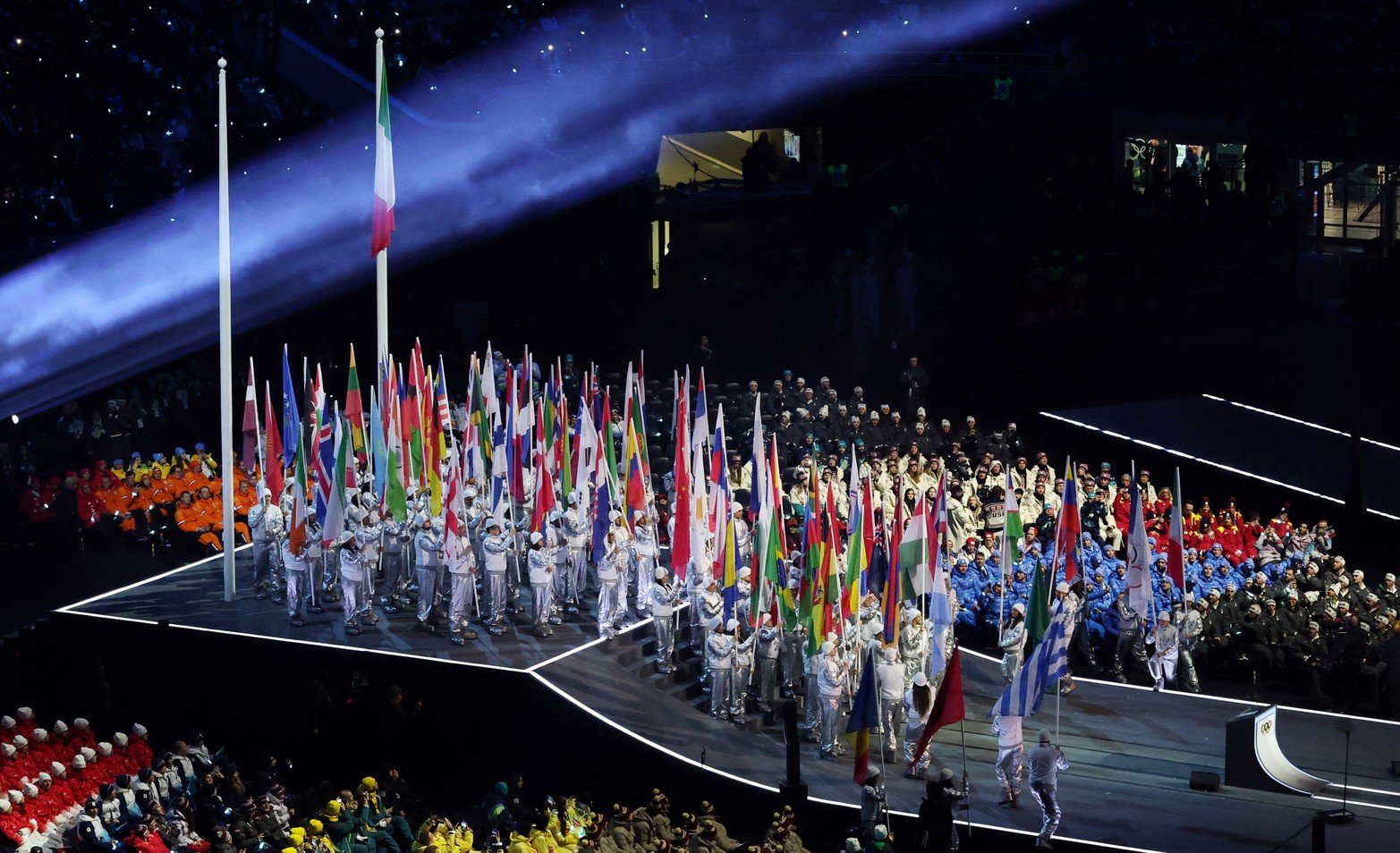 Voluntarios portando las banderas de cada país durante la ceremonia inaugural. 