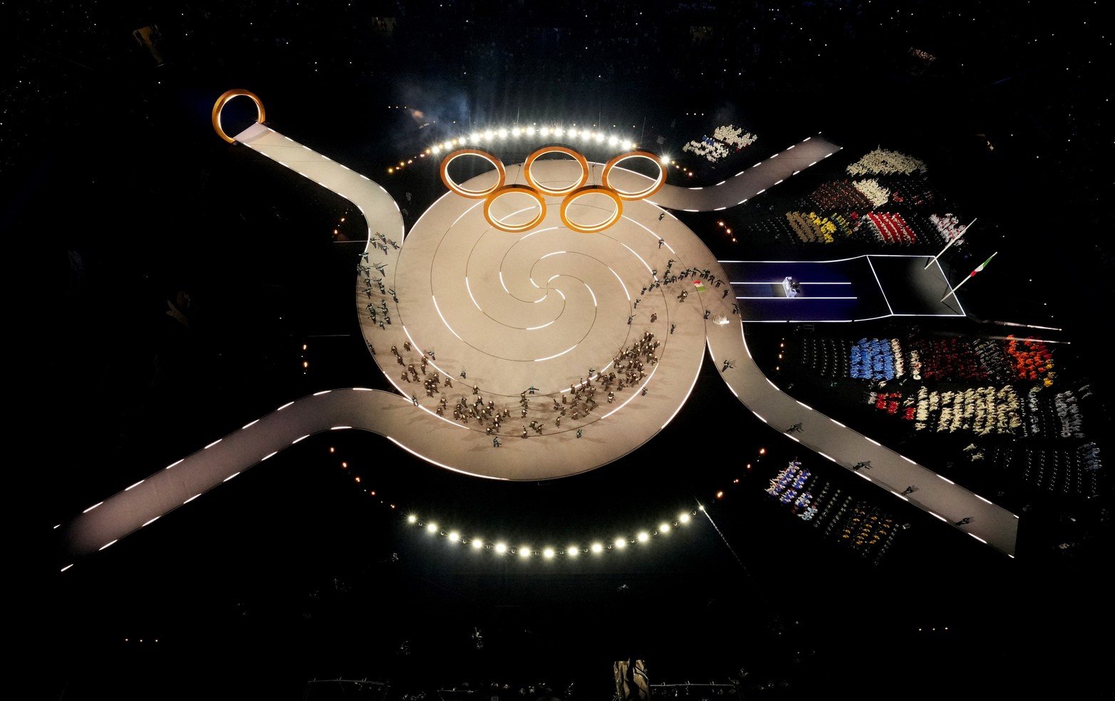 Vista general de los abanderados Arianna Fontina y Federico Pellegrino de Italia encabezando su contingente en el desfile de atletas durante la ceremonia de apertura.