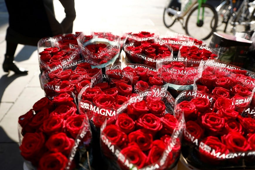 Red roses on sale are displayed at a flower seller ahead of Valentines Day in London, Britain, February 13, 2023.  REUTERS/Peter Nicholls
