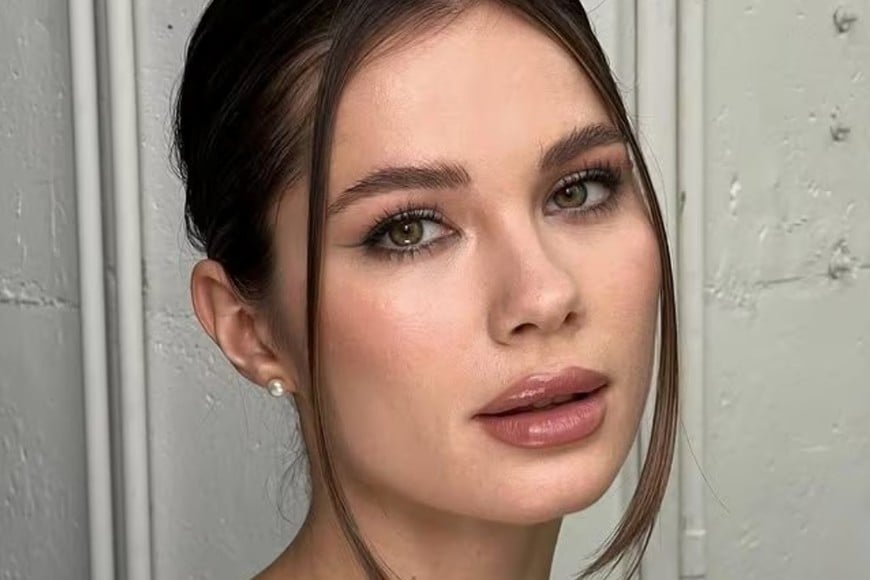 Labios con color degradado, sin contornos rígidos.