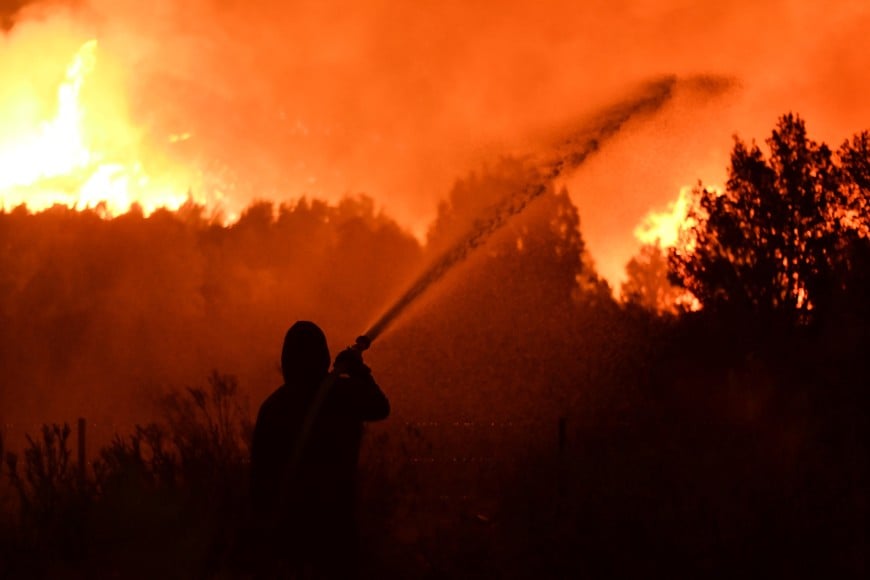 (260202) -- CHUBUT, 2 febrero, 2026 (Xinhua) -- Un bombero trabaja en el sitio de un incendio forestal, en la localidad de Epuyén, en la provincia de Chubut, Argentina, el 2 de febrero de 2026. Incendios forestales arrasan la región patagónica de Argentina, en el sur del país, donde cientos de brigadistas combaten el fuego. (Xinhua/Nicolás Palacios) (mz) (oa) (ah) (vf)