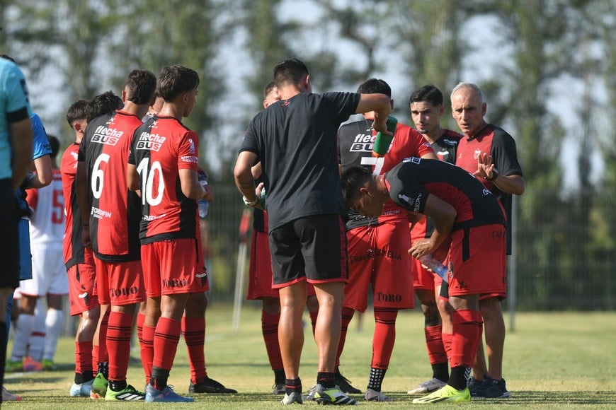 El segundo partido del equipo de Russo será contra Defensa en Varela. Foto: Manuel Fabatía.
