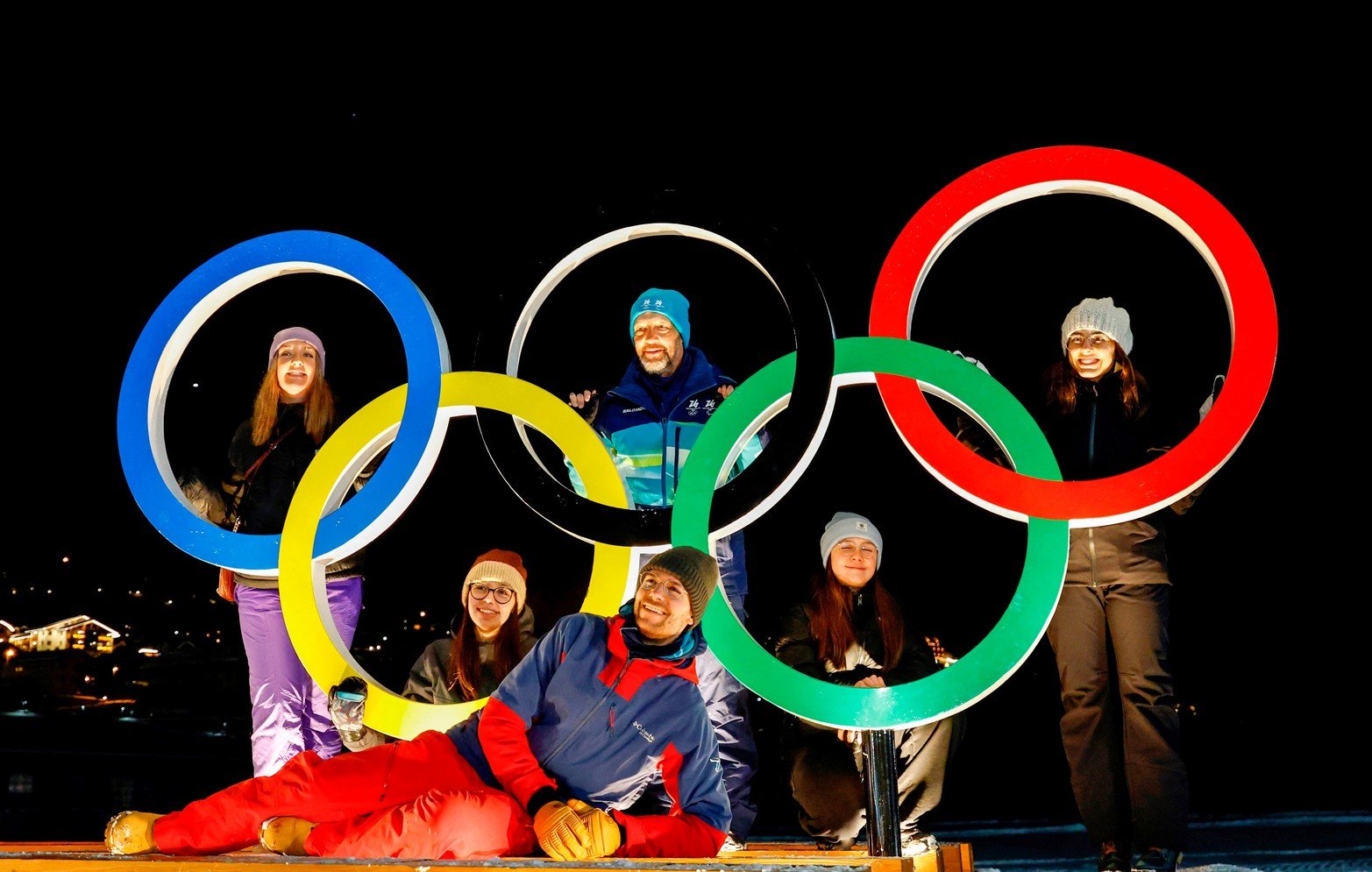 Personas posan con los anillos olímpicos en Livigno.