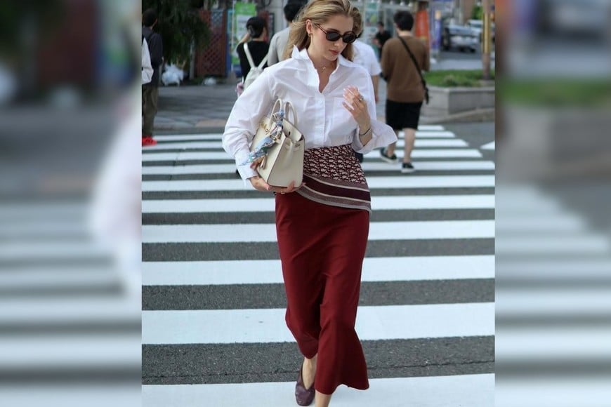 Street style europeo: pañuelos protagonistas del outfit.
