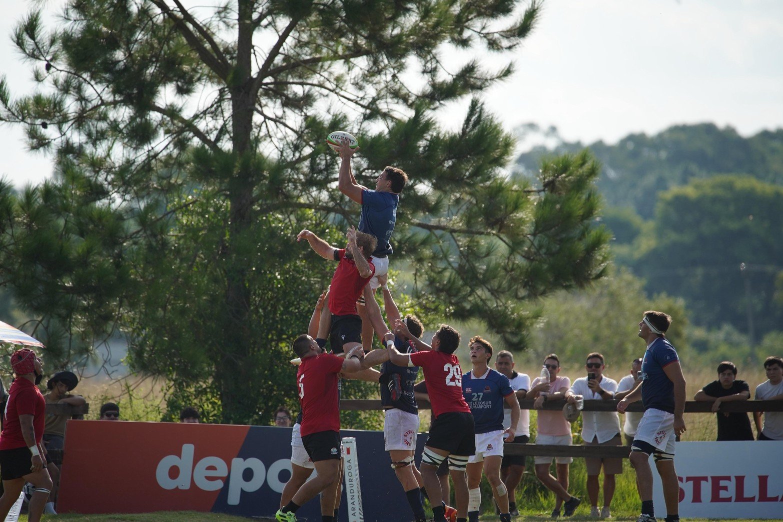 El amistoso sirve como banco de pruebas tácticas y físicas para el equipo litoraleño.