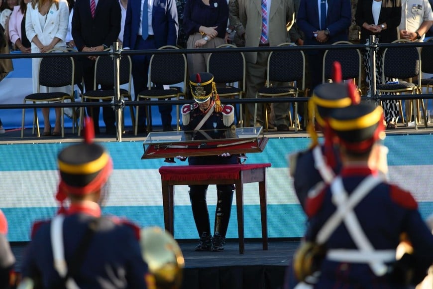 Milei le entregó el sable corvo de San Martín al Regimiento de Granaderos