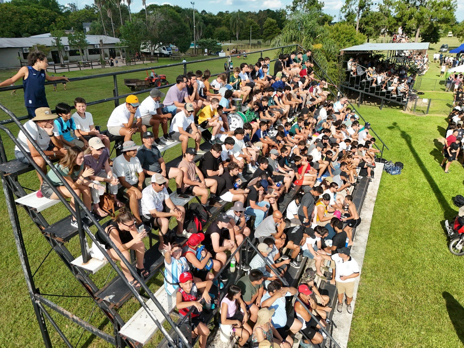 En una jornada de calor, el público dice presente para alentar a los equipos.