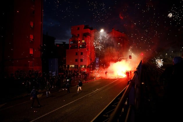 Los manifestantes usan fuegos artificiales contra los agentes de policía mientras intentan bloquear una carretera que conduce al Santa Giulia Arena. REUTERS/Guglielmo Mangiapane
