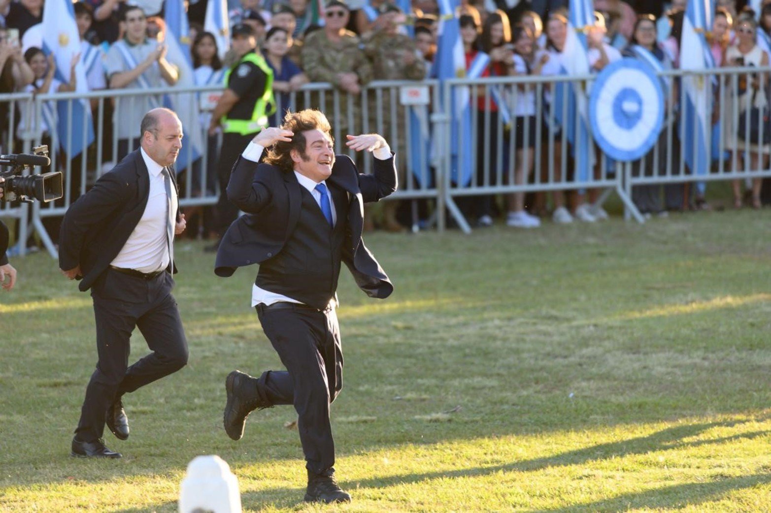 Con euforia y arengando al público, Milei llegó a la conmemoración central.