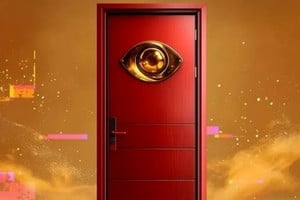 La puerta roja estará ubicada en el jardín y será visible para todos los participantes.