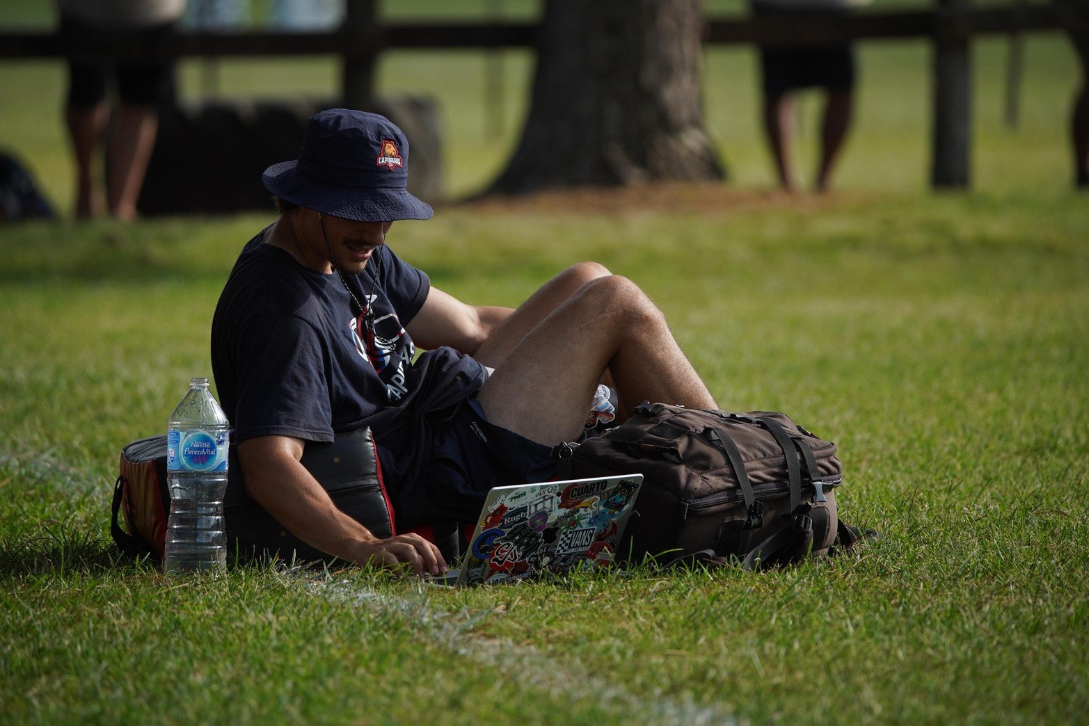 El cuerpo técnico aprovecha el amistoso para observar variantes y combinaciones en cancha.
