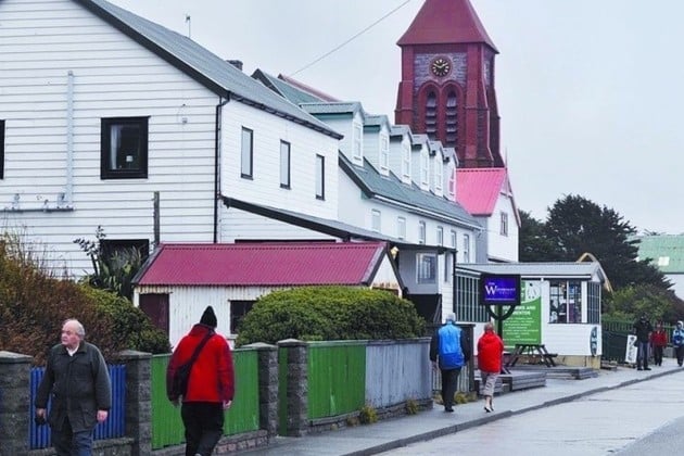 Empezar por lo aparentemente normal descoloca. La vida cotidiana en las islas convive con una situación de statu quo colonial que persiste más allá del silencio y la normalidad aparente.