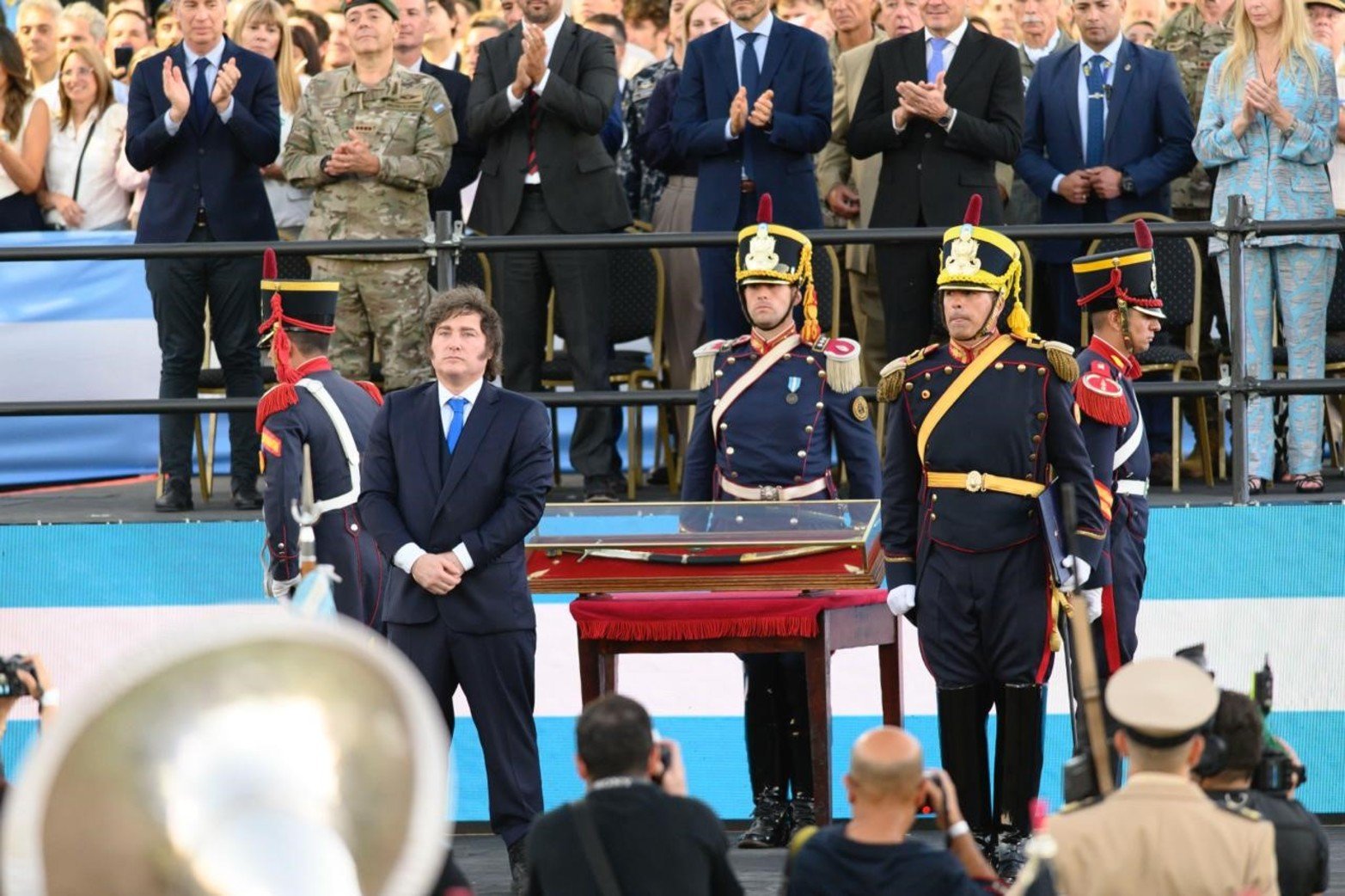 Milei entrega oficialmente el sable corvo de San Martín al Regimiento de Granaderos a Caballo en San Lorenzo.