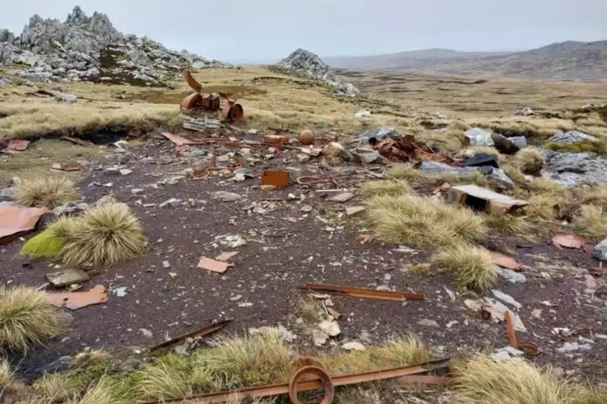 Restos materiales de la guerra. La normalidad se quiebra, las huellas materiales del conflicto permanecen en el paisaje, recordando que la disputa no es solo histórica, sino territorial.