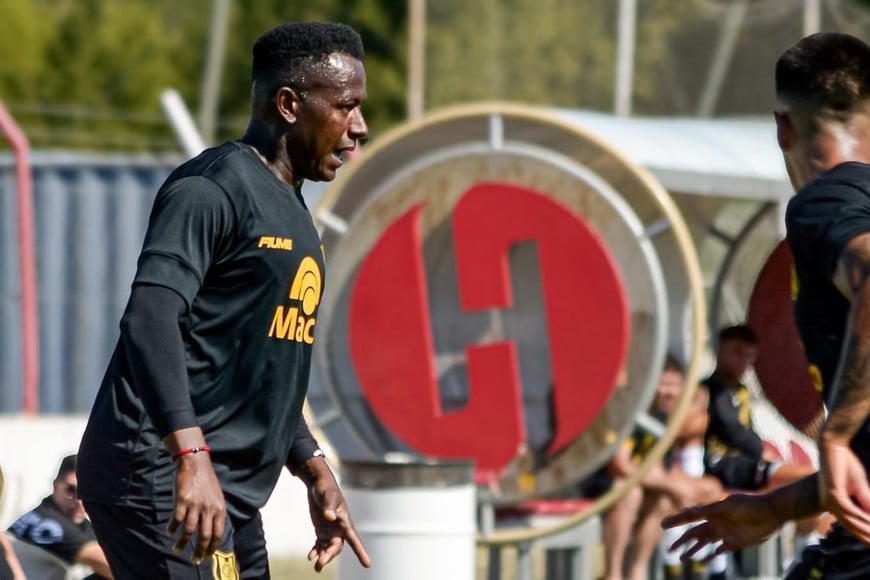 Mauricio Cuero, de penal, anotó el gol del Deportivo. Foto: Prensa Deportivo Madryn.