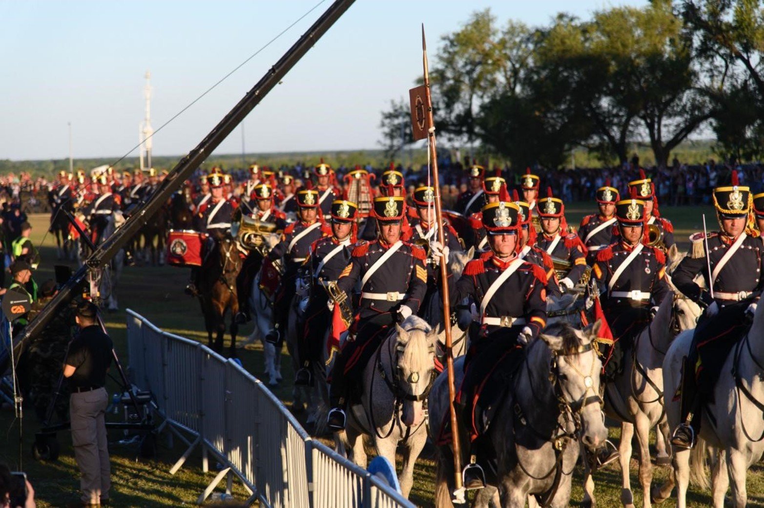 Tropas y fuerzas militares marchan en formación como parte de los homenajes al combate librado el 3 de febrero de 1813.