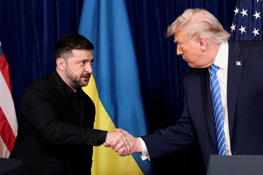 FILE PHOTO: U.S. President Donald Trump and Ukrainian President Volodymyr Zelenskiy shake hands during a press conference after their lunch meeting at Trump’s Mar-a-Lago club, in Palm Beach, Florida, U.S., December 28, 2025. REUTERS/Jonathan Ernst/File Photo
