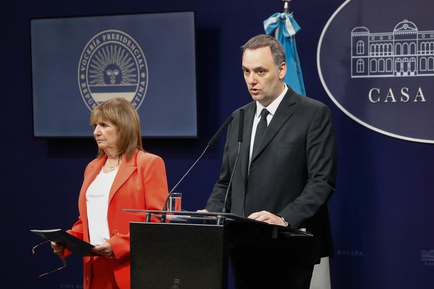 Senadora nacional Patricia Bullrich y Manuel Adorni, jefe de Gabinete de Ministros del Gobierno de la Nación.