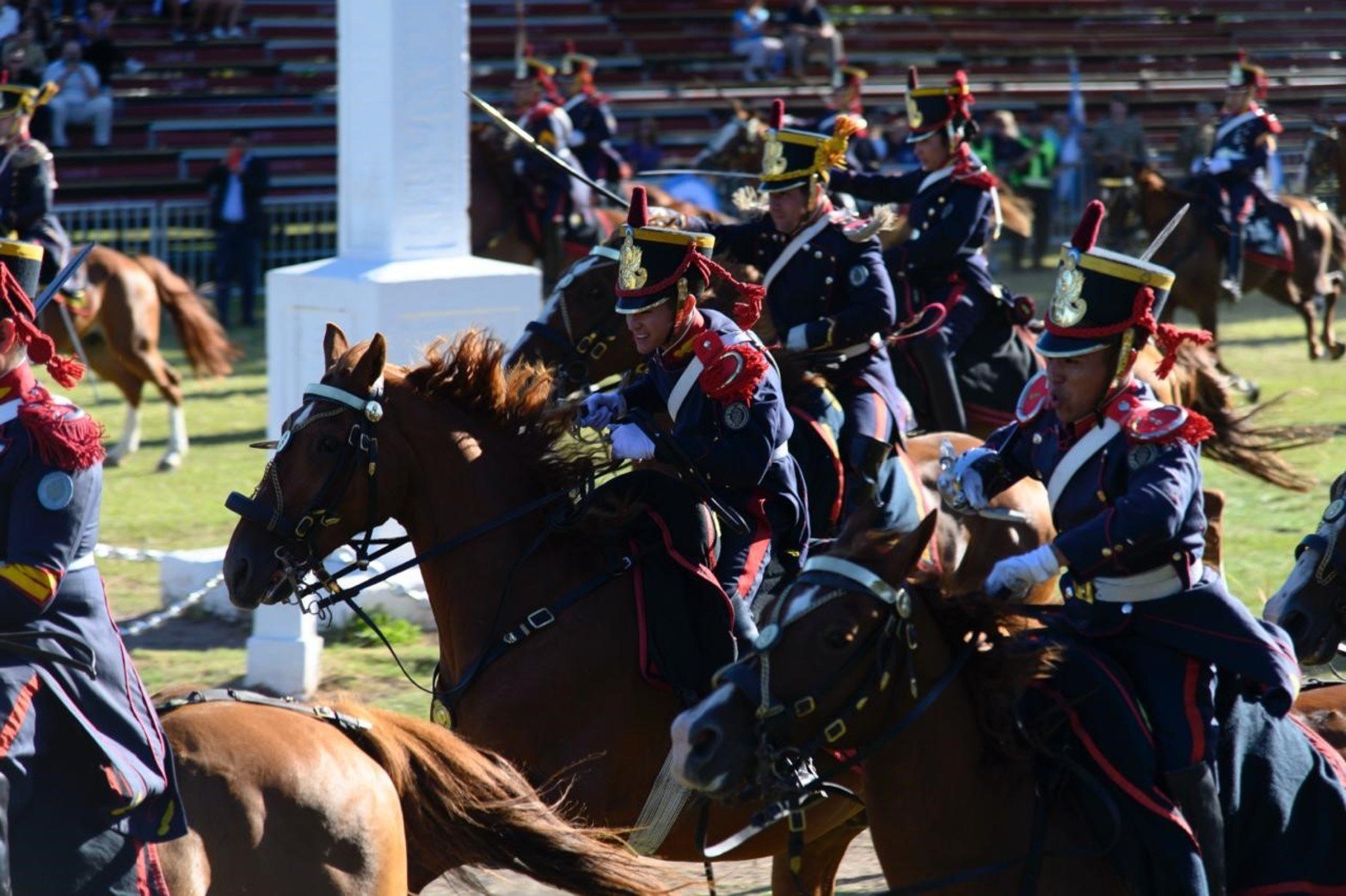 Tropas y fuerzas militares marchan en formación como parte de los homenajes al combate librado el 3 de febrero de 1813.