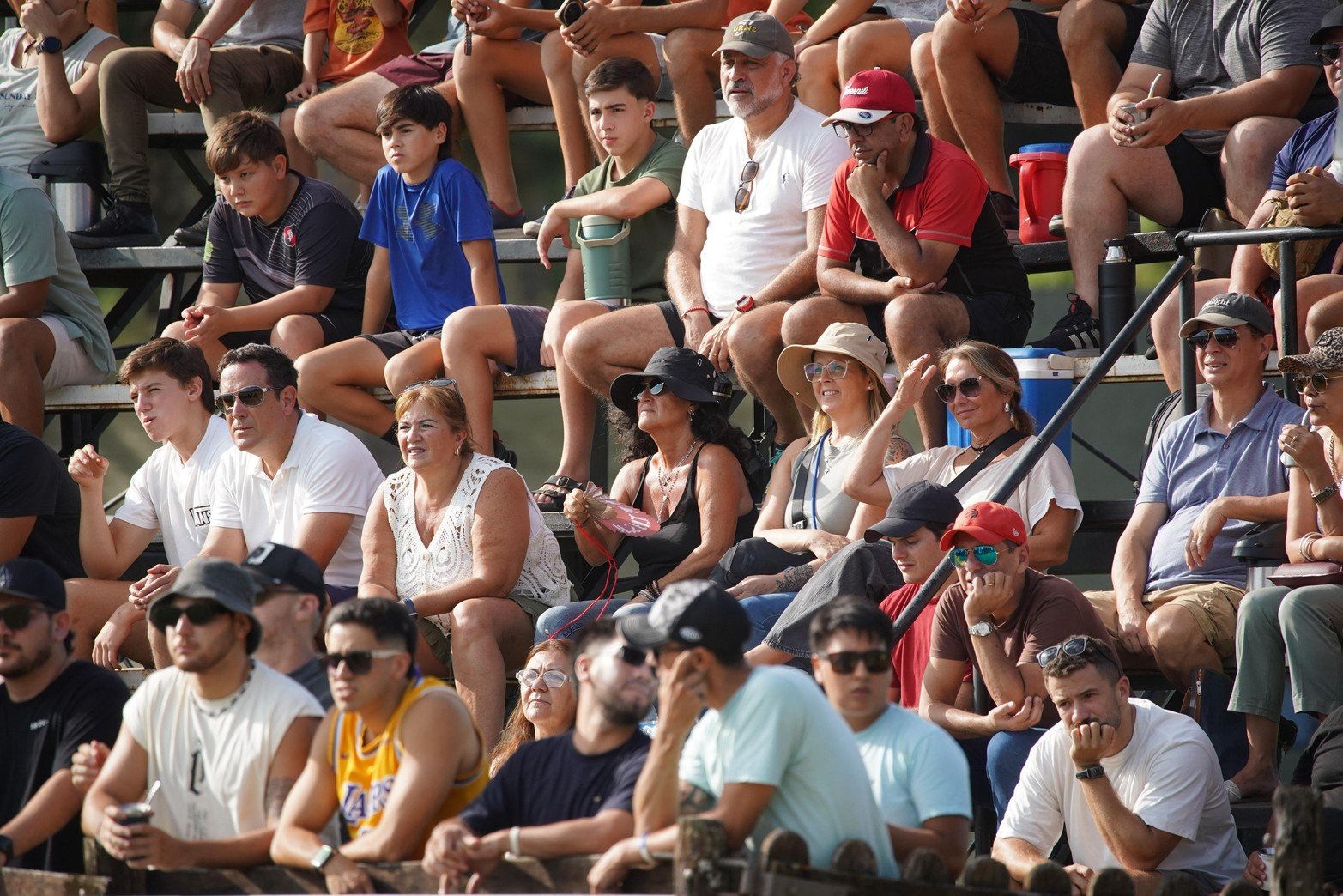 Gran marco de público en Aranduroga para acompañar el arranque de la temporada.