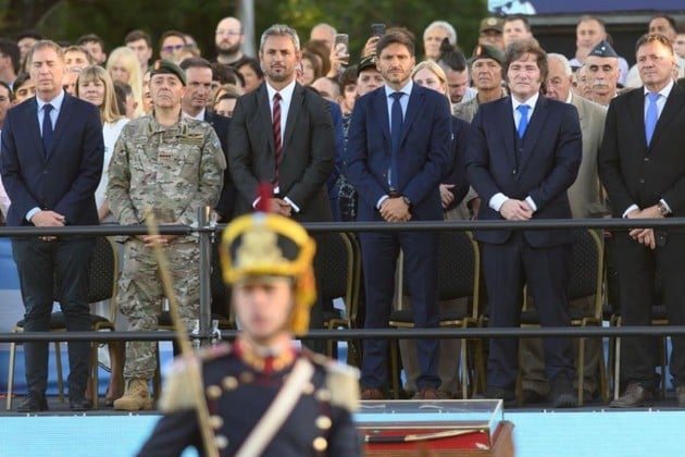 El palco oficial con el presidente Milei y el gobernador Pullaro.