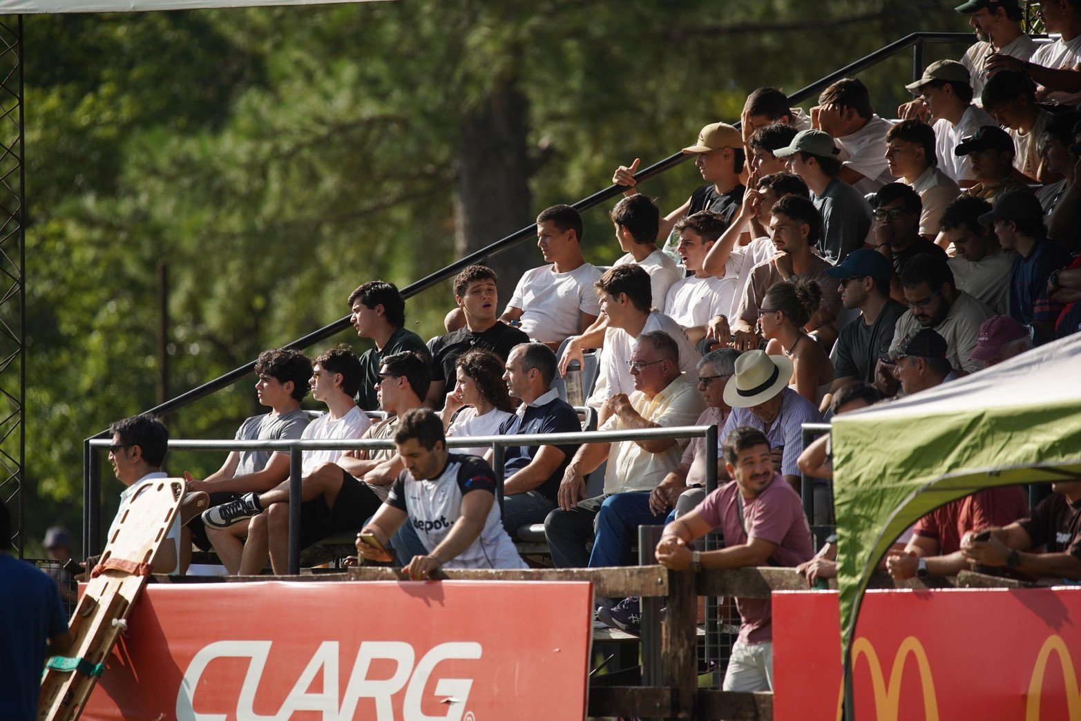 El calor no frena la expectativa de la gente, que colmó las tribunas del club Aranduroga.