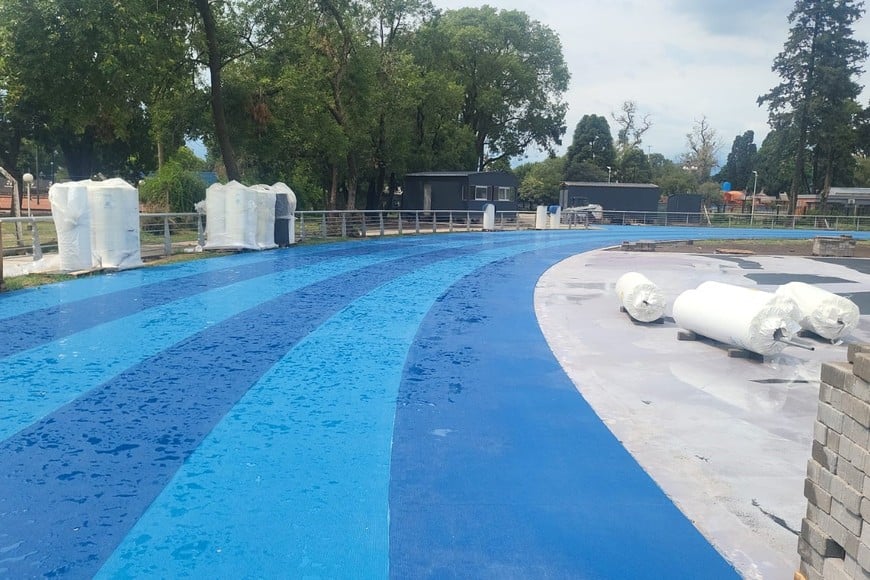 La pista clase 2 del Parque Belgrano ya luce su solado sintético y se prepara para competencias nacionales e internacionales.